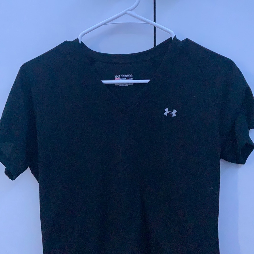 Under Armour V-Neck T Shirt, Medium